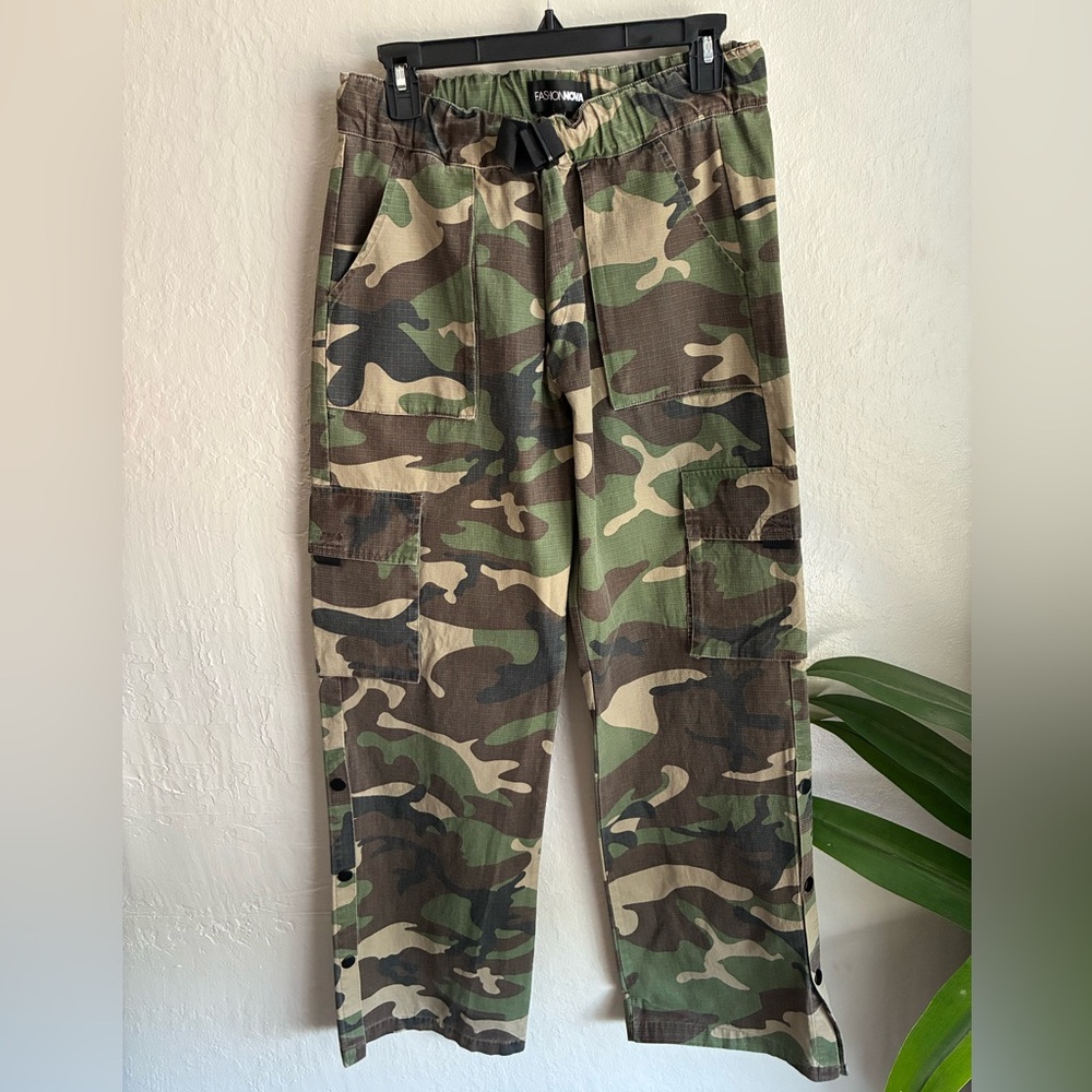 Woman’s fashion nova camo cargo pants size medium